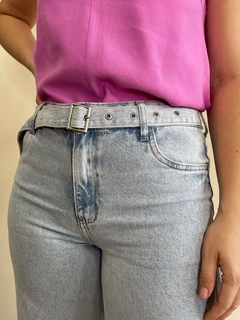 Calça jeans pantalona com cinto Cinara - comprar online
