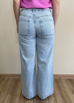 Calça jeans pantalona com cinto Cinara na internet