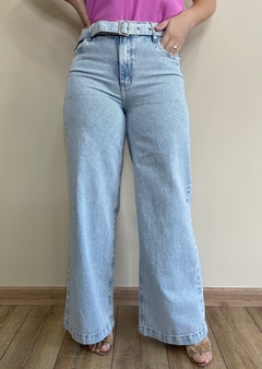 Calça jeans pantalona com cinto Cinara