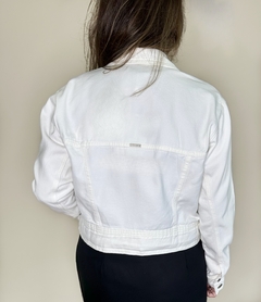 Jaqueta jeans branca curta Julia na internet