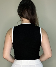 Regata de tricot preto com detalhe branco Bruna na internet