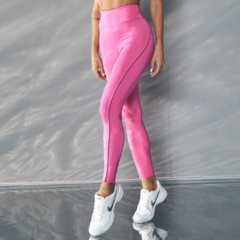 legging-rosa-barbie-barbiecore-estilodocorpo-pink-cinturaalta-recortes-leve-brilho-fitness-academia-treino