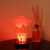 Com toque romântico, a luminária LOVE é perfeita para decorar mesas de cabeceira, por exemplo.
