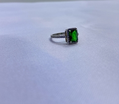 Anillo cuadrado verde en internet