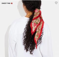 Signature Wild Strawberry Print Silk Diamond Scarf - comprar en línea