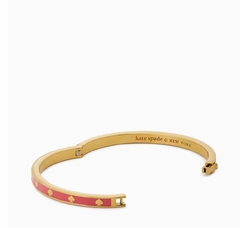 kate spade Spot The Spade Hinged Bangle en internet