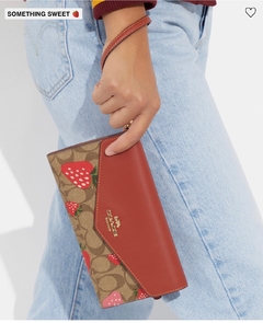 Travel Envelope Wallet In Signature Canvas With Wild Strawberry Print en internet