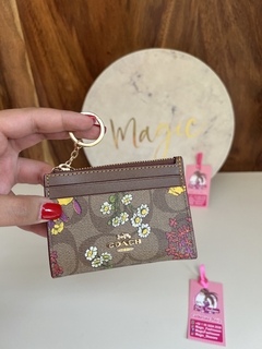 Mini Skinny Id Case In Siganture Canvas With Floral Print - comprar en línea