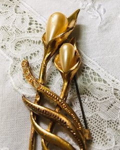 BROCHE VINTAGE COM GOTAS DE PÉROLA - Fiota Brechó