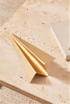 escultura em metal aviao de papel dourado