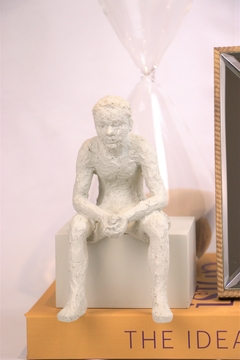 escultura menino sentado resina
