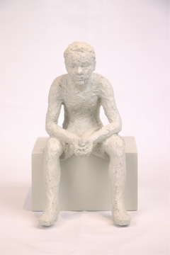escultura menino sentado resina na internet