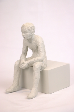 escultura menino sentado resina - Les Marie