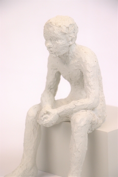 escultura menino sentado resina - loja online