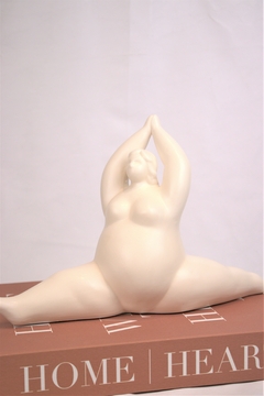 escultura feminina yoga