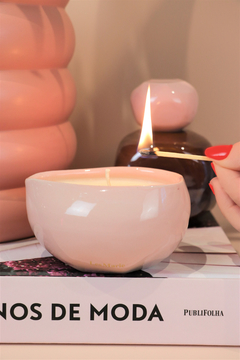 vela perfumada cerâmica les marie rosa 9x9cm - comprar online