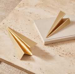 escultura em metal aviao de papel dourado - comprar online