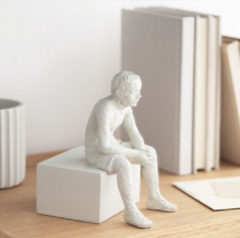 escultura menino sentado resina - comprar online