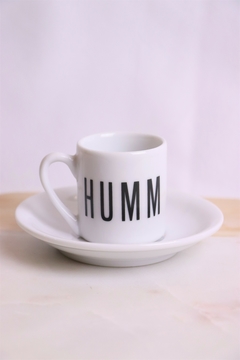 xícara de café com píres humm porcelana branca na internet