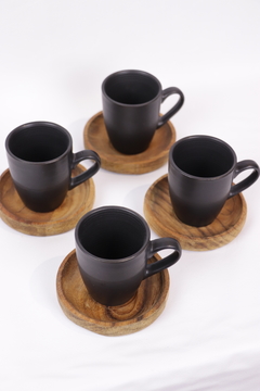 conjunto 4 xícaras cafézinho com pires madeira. na internet