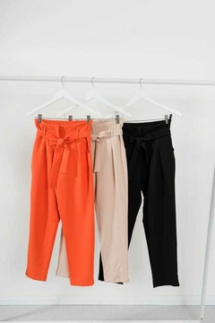 PANTALON SASTRERO DE CREPE CON LAZO Y BOLSILLOS en internet