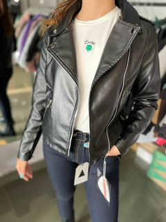 CAMPERA SIMIL CUERO ENTALLADA DETALLES METALICOS - tienda online