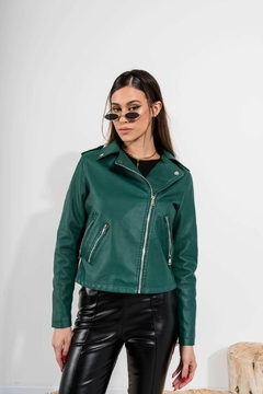 CAMPERA SIMIL CUERO ENTALLADA DETALLES METALICOS - comprar online