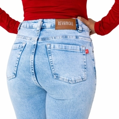 Imagem do Calça feminina jeans claro rasgado Destroyed Revanche