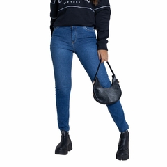 Calça Jeans Fit Feminina Com Barra A Fio Revanche - comprar online