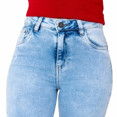 Calça feminina jeans claro rasgado Destroyed Revanche na internet