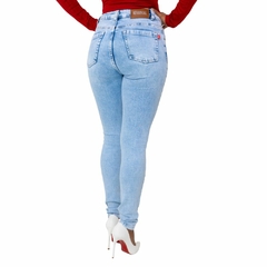 Calça feminina jeans claro rasgado Destroyed Revanche - loja online