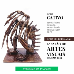 Cativo, escultura em metal enferrujado na internet