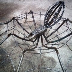 Escultura de aranha em metal - Gênoveva, tamanho G