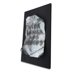 Placa decorativa com a frase "VIDA LONGA AOS LOUCOS", cercada por texturas de metal e ferrugem.