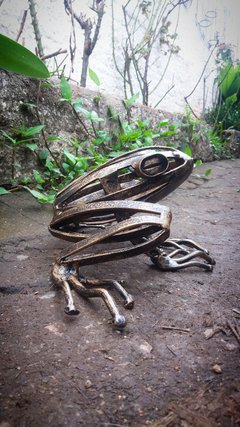 Escultura de sapo/rã em metal - Rãroldo (pátina dourada)