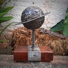 Escultura do planeta Saturno em metal - decoração de bancada - comprar online