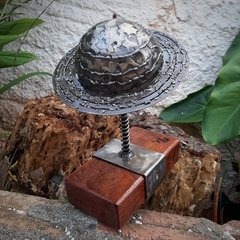 Escultura do planeta Saturno em metal - decoração de bancada