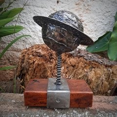 Escultura do planeta Saturno em metal - decoração de bancada - Paulo Da Luz (Antiga Paizdalu)