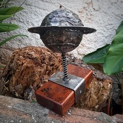 Escultura do planeta Saturno em metal - decoração de bancada na internet