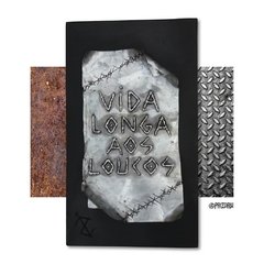 Placa decorativa com a frase "VIDA LONGA AOS LOUCOS", cercada por texturas de metal e ferrugem.