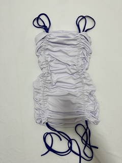 Vestido Hexa branco com cordão azul drapeado estilo moda blogueira