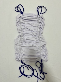 Vestido Hexa branco com cordão azul drapeado estilo moda blogueira - comprar online