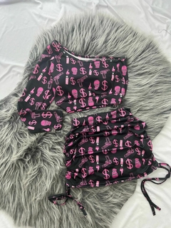 Conjunto de 2 peças saia drapeada e cropped mula manca balaclava preto com rosa estilo moda gringa