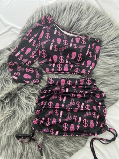Conjunto de 2 peças saia drapeada e cropped mula manca balaclava preto com rosa estilo moda gringa - comprar online