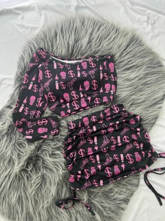 Conjunto de 2 peças saia drapeada e cropped mula manca balaclava preto com rosa estilo moda gringa na internet