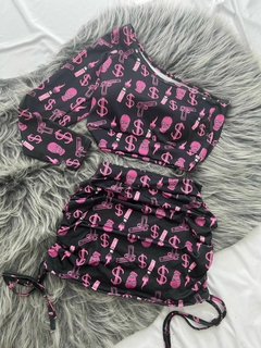Conjunto de 2 peças saia drapeada e cropped mula manca balaclava preto com rosa estilo moda gringa - Nanda Looks