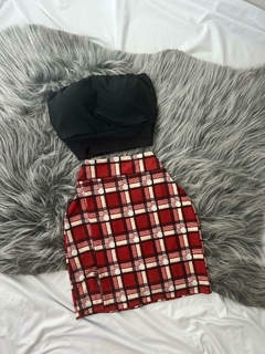 Conjunto fenda xadrez vermelho e cropped faixa preto estilo moda gringa