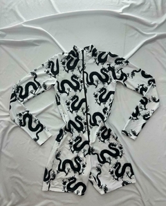 Macaquinho estilo macacão dragão branco com preto estilo moda gringa na internet