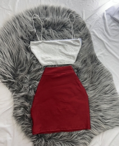 Conjunto saia vermelha e cropped brilhoso branco estilo moda gringa na internet