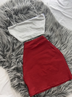 Conjunto saia vermelha e cropped brilhoso branco estilo moda gringa
